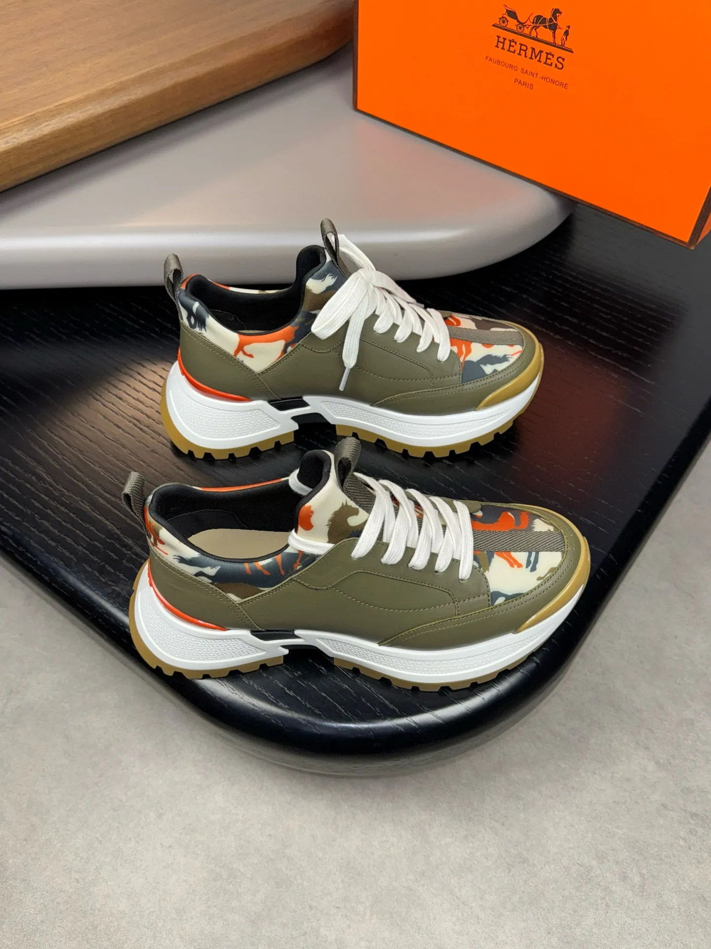 [HERMES] Hermès men's shoes💰560💰 - High-end quality original casual sports shoes - Upper: 🔝Nappa calfskin, high-grade elastic cloth, brand webbing - Lining: elastic cloth, foot pad; water-dyed cowhide - Outsole: ultra-light T men's shoes 💰U foam rubber; two-color molded outsole -Ultra-high quality control and fine workmanship: outstanding (high-end, extravagance, grade) -Size: 39-44 (38, 45, can be customized)